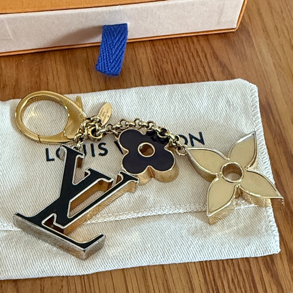 Louis Vuitton Gold and Black Floral Key Holder - Picture 2 of 11